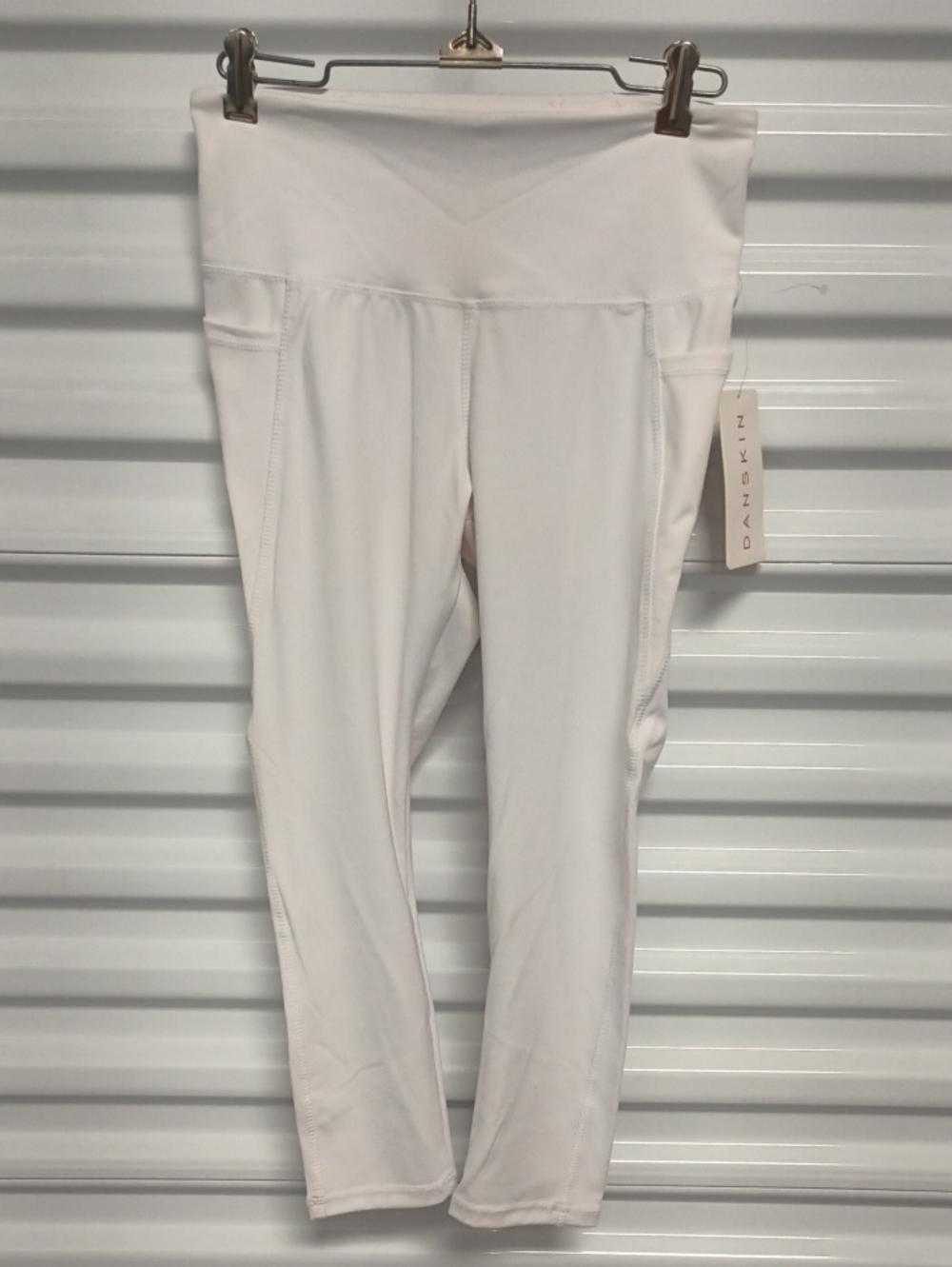 Danskin Women's Curved Contour Capri White Size Small NWT